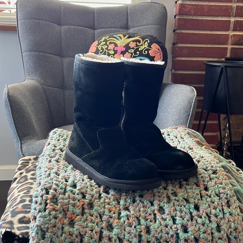 UGGs size 5 ladies mid calf leather zipper boots.  Great condition.  Wear on toe